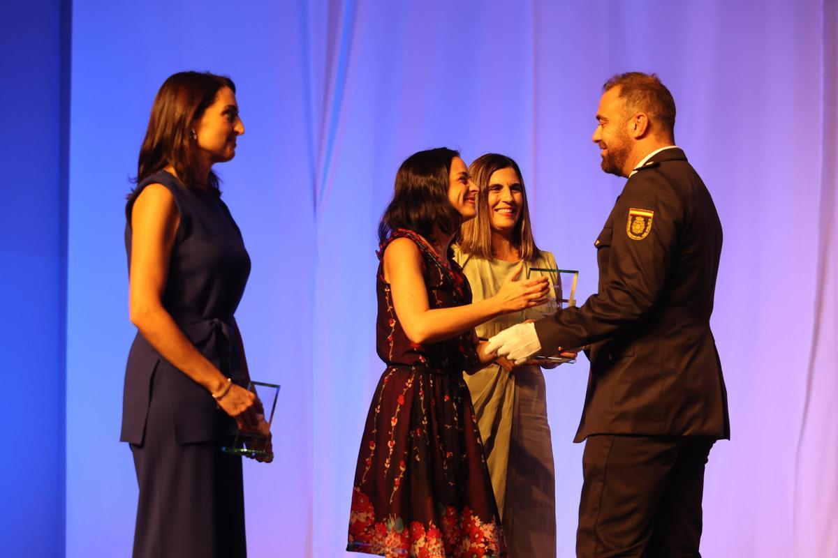 La emoción era ayer visible en el rostro de las enfermeras y el policía a quien salvaron la vida.