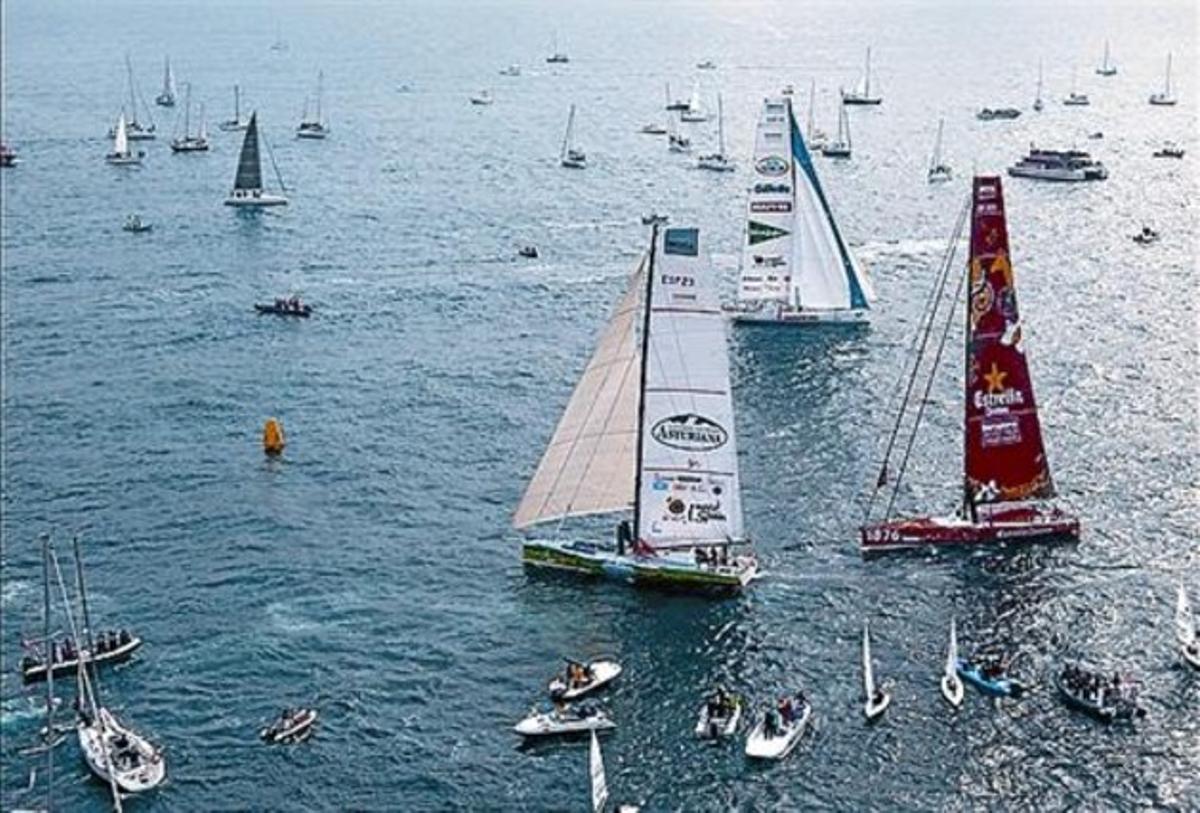 Tres vaixells espanyols superen la primera boia, divendres a Barcelona.