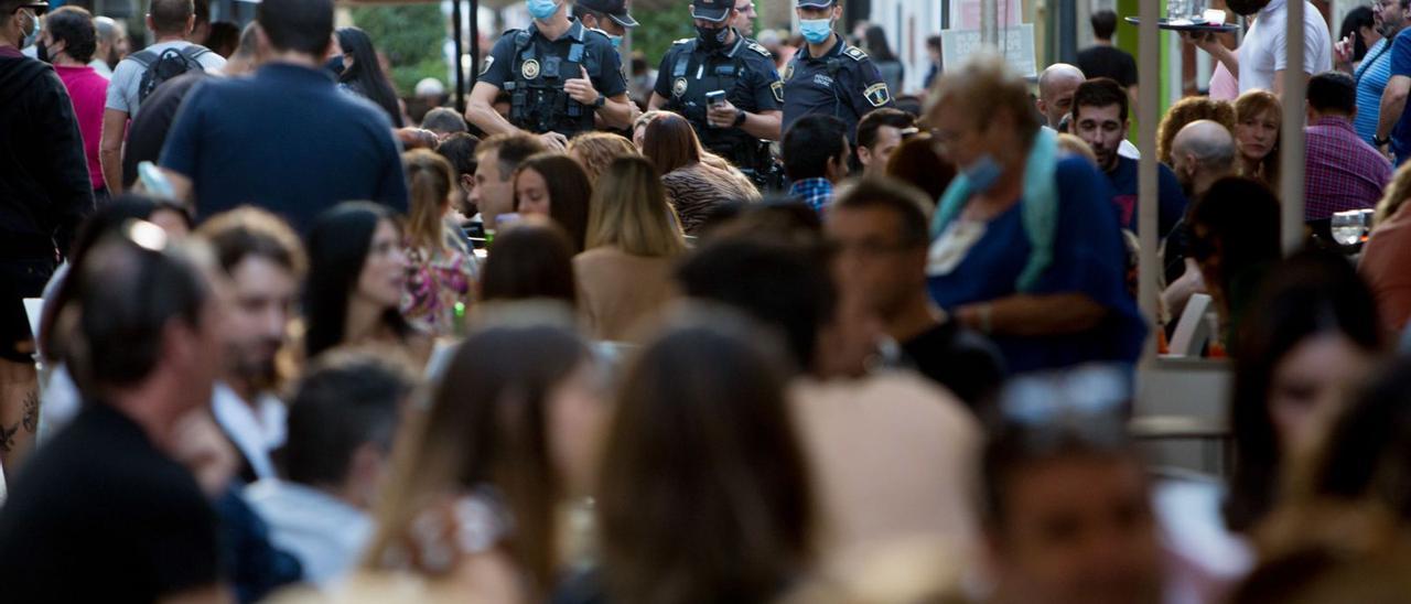 Agentes de la Policía controlan una terraza de Alicante llena de gente, en una imagen reciente. | HÉCTOR FUENTES