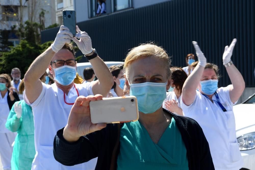 Aplauso de las fuerzas de seguridad al personal del Hospital de A Coruña