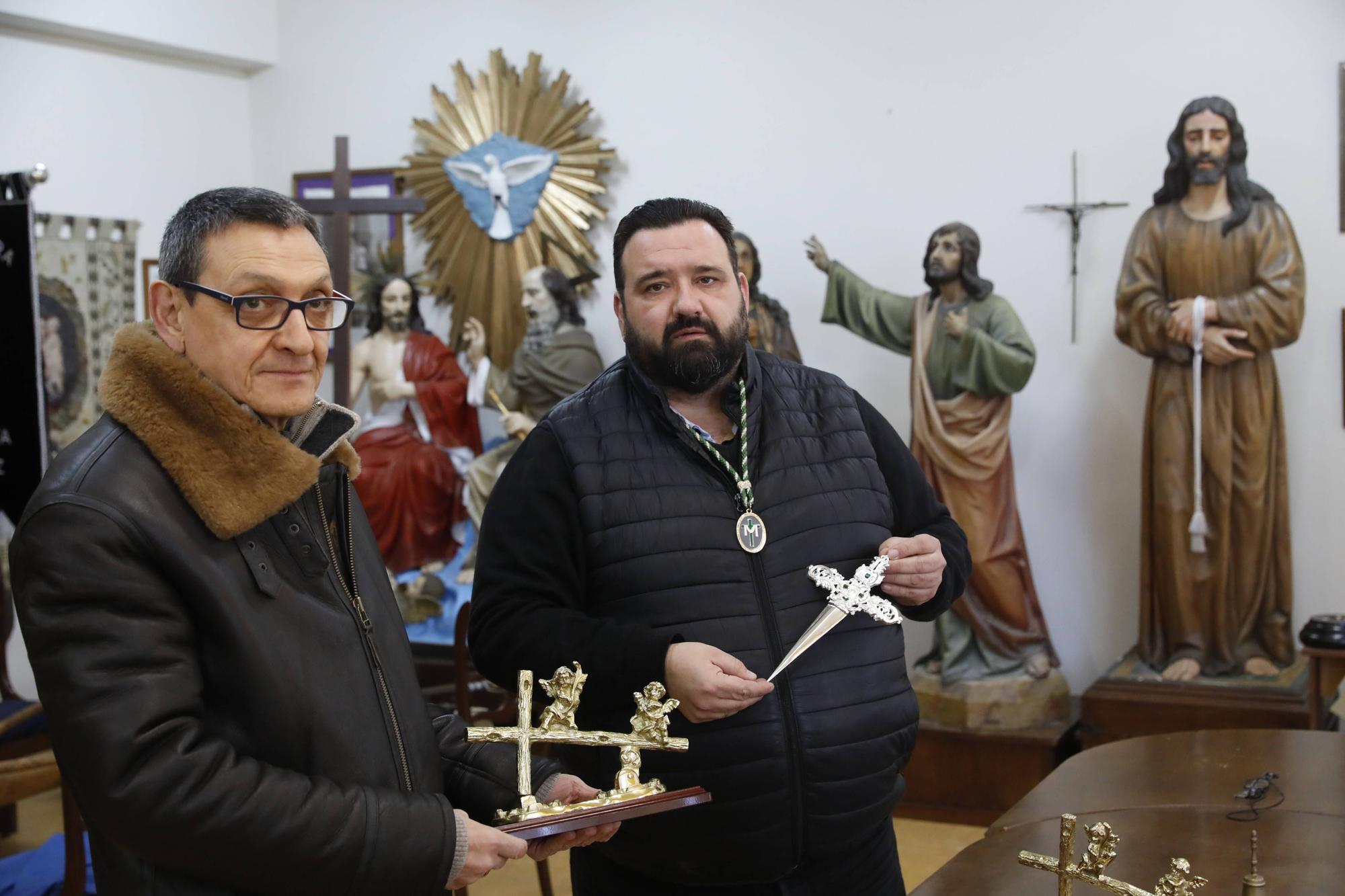 Local de las cofradías de Semana Sta. Reportaje con lsa tres cofradías sobre preparativos de Semana Sta, centrado en las piezas que "estrenarán" este año.