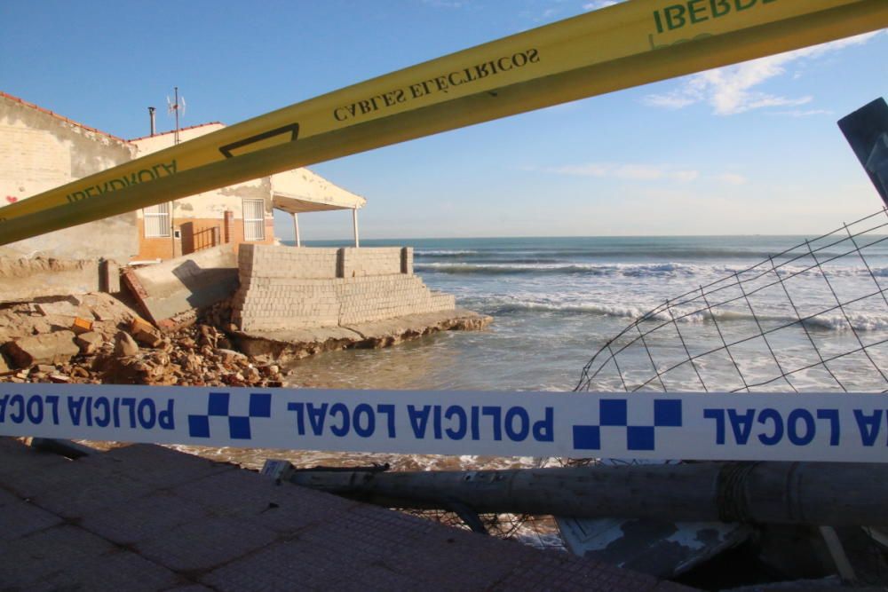 Las casas sufren derrumbes y el mar destruye porches y aceras y abre grandes socavones