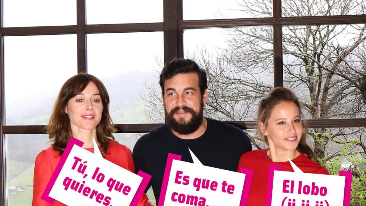 Mario Casas junto a sus compañeras de reparto en 'Bajo La Piel del Lobo'