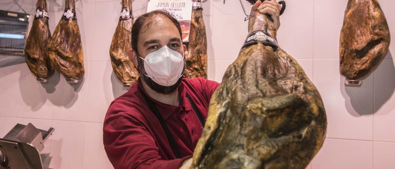 El jamón ibérico cuesta en torno a los 120 euros, frente a los 80 euros de la pasada Navidad. | PILAR CORTÉS