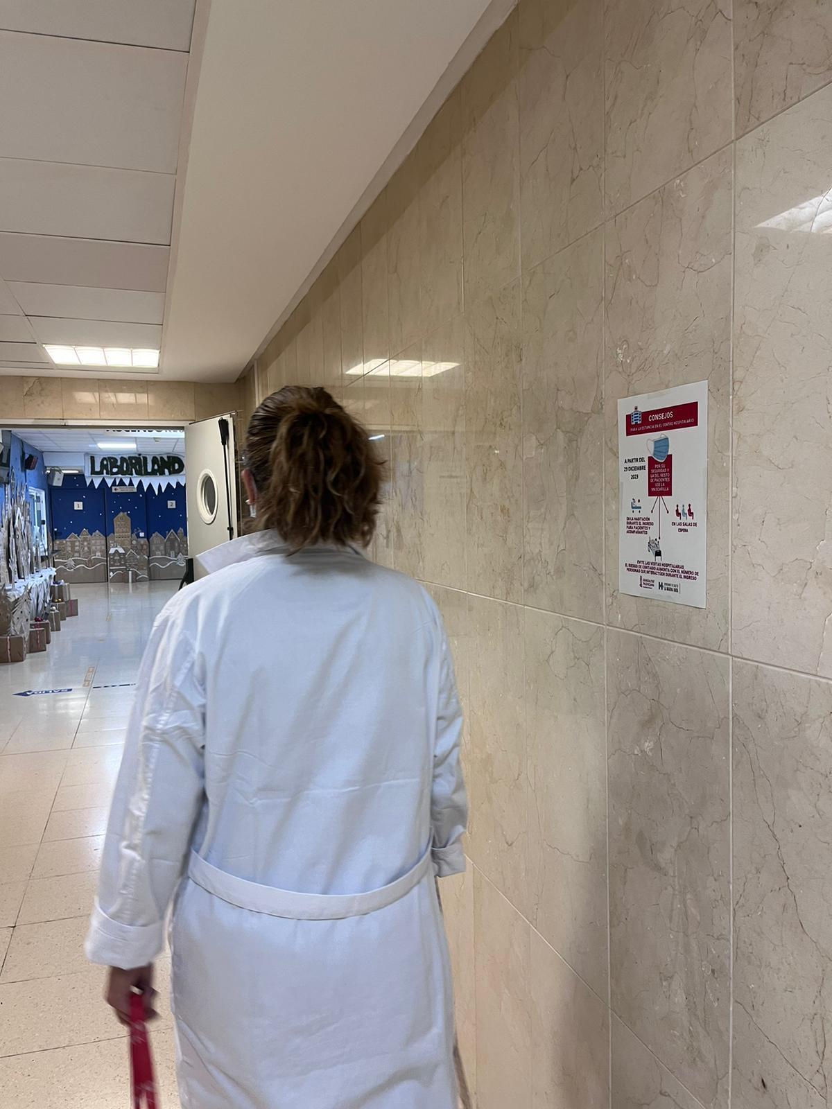 El Hospital de La Marina Baixa ha colocado carteles con la recomendación de la mascarilla