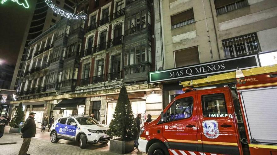 Policías locales y bomberos, ayer, ante el número 6 de Milicias Nacionales.