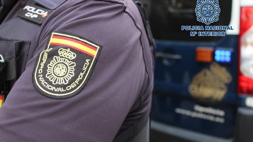 Archivo - Imagen de archivo de un agente de la Policía Nacional