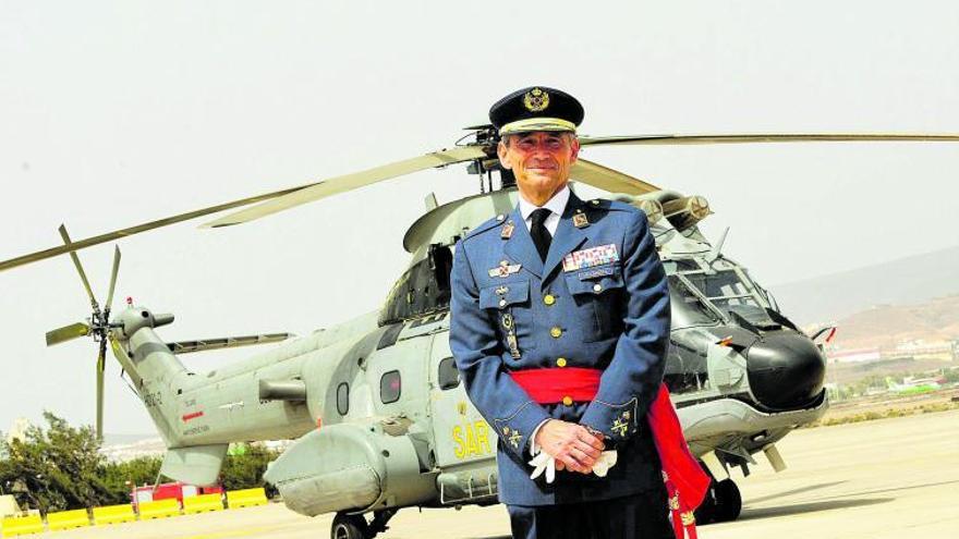 Miguel Ángel Villarroya Vilalta posa delante de un helicóptero de búsqueda y rescate tras tomar posesión como jefe del Mando Aéreo de Canarias en 2015.