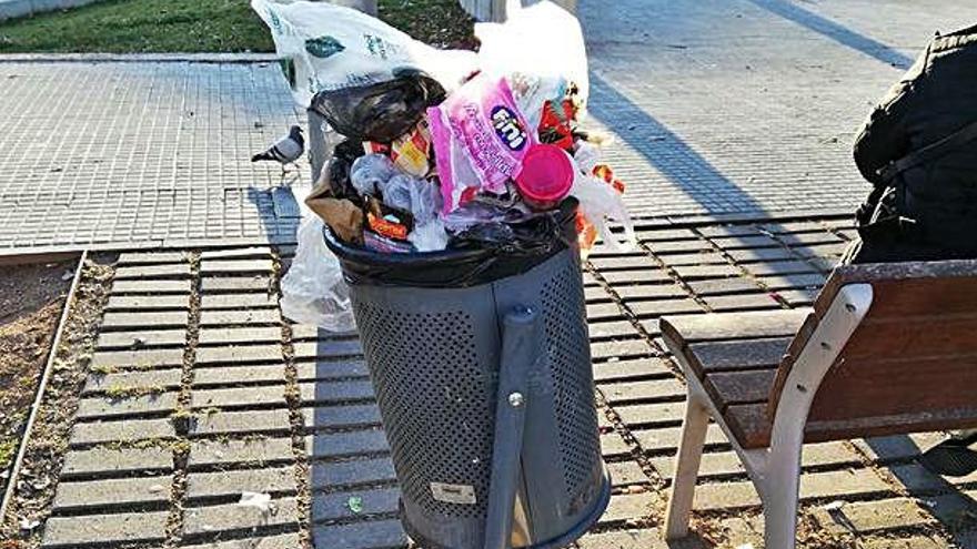 Hi falten papereres o les buiden poc sovint, a l&#039;avinguda Universitària