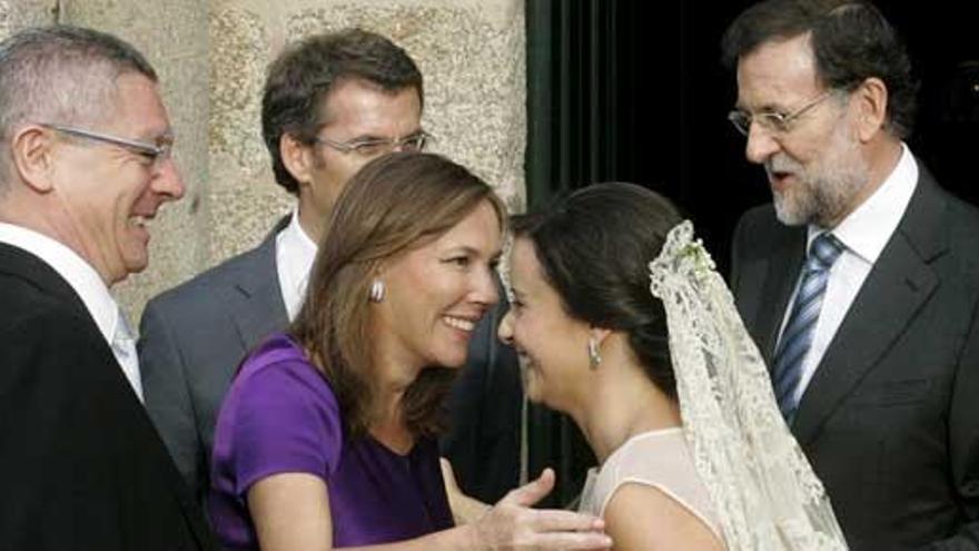 Elvira Fernández saluda a la novia en presencia de Gallardón y Rajoy.