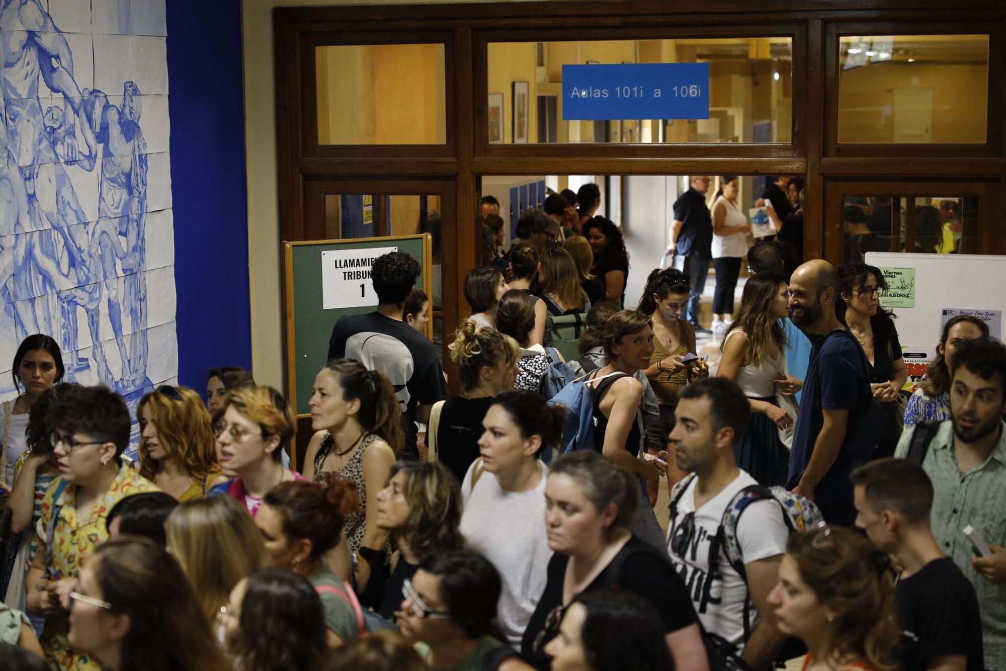 Miles de aspirantes se presentan a las oposiciones de educación