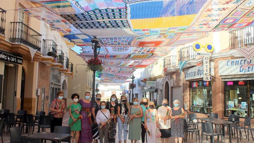 Un Grupo De Mujeres De Alhaurin De La Torre Teje Un Gran Toldo Para Dar Sombra A La Calle Malaga La Opinion De Malaga