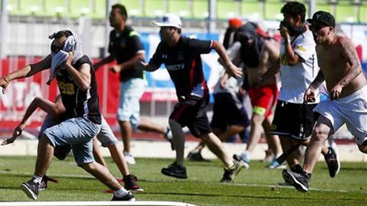 Hinchas de Colo Colo, irrumpiendo en el campo durante el partido ante el Santiago Wanderers, en la última jornada del torneo de Apertura