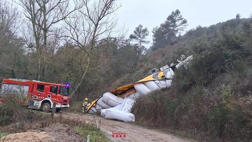 Imatges de l'accident d'un camió a Sant Bartomeu del Grau