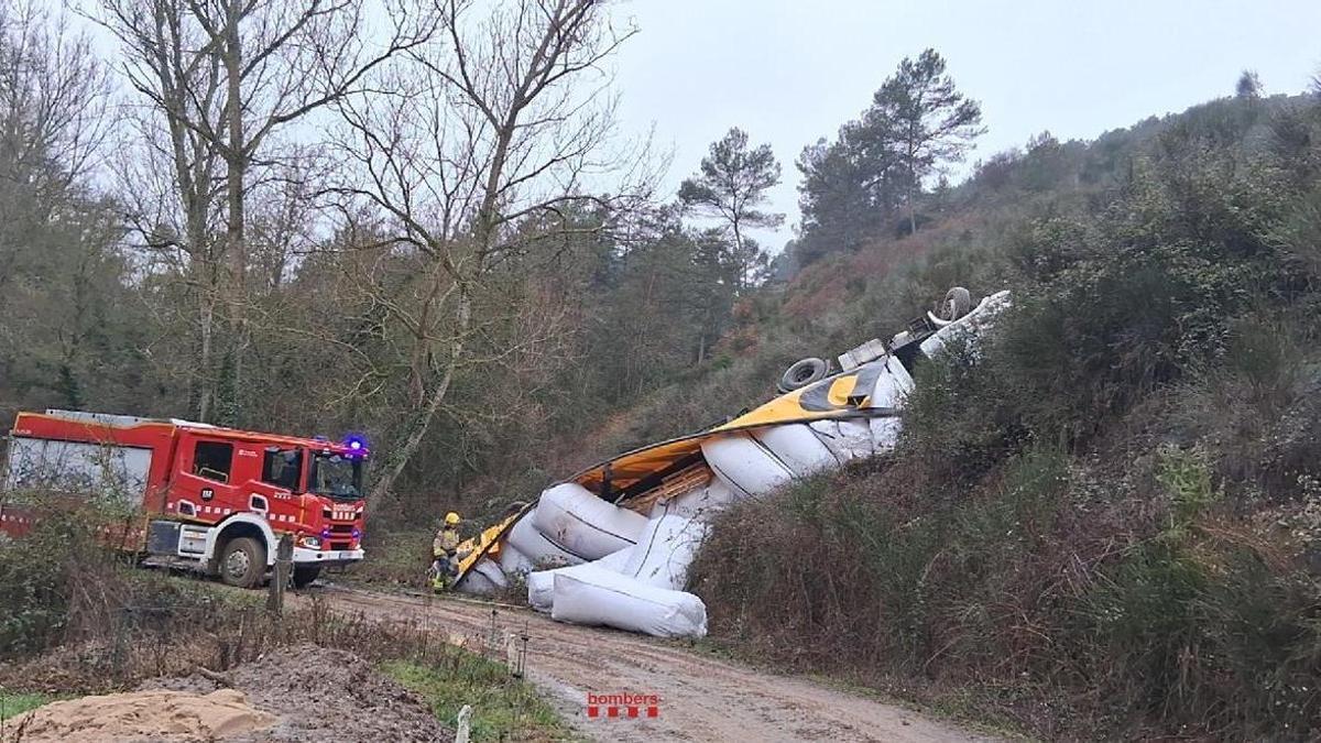 Imatges de l'accident d'un camió a Sant Bartomeu del Grau