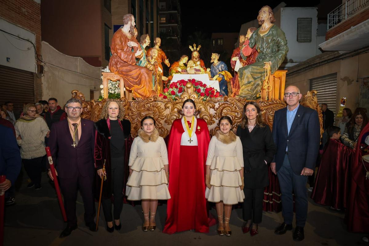 La conselelra de Justicia acompañó a la alcaldesa de Torrent , a la Reina del Encuentro y sus camareras en la porcesión de Lunes santo.