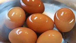 El truco ideal para evitar que la cáscara de los huevos duros se pegue al pelarlos