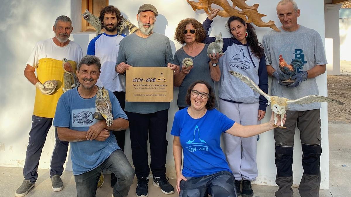 Miembros del GEN-GOB con las figuras de animales retiradas de Can Casals