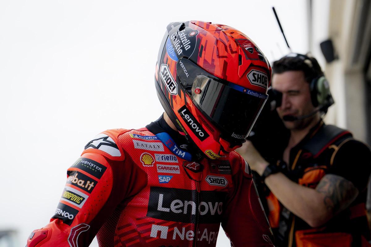 Marc Márquez, entrando en el taller de Ducati, en Motorland.