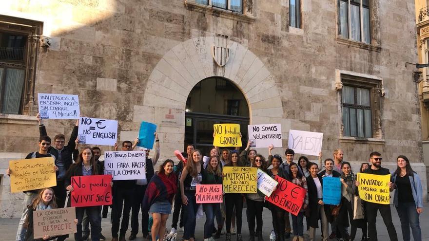 Concentración de auxiliares de inglés ante el Palau.