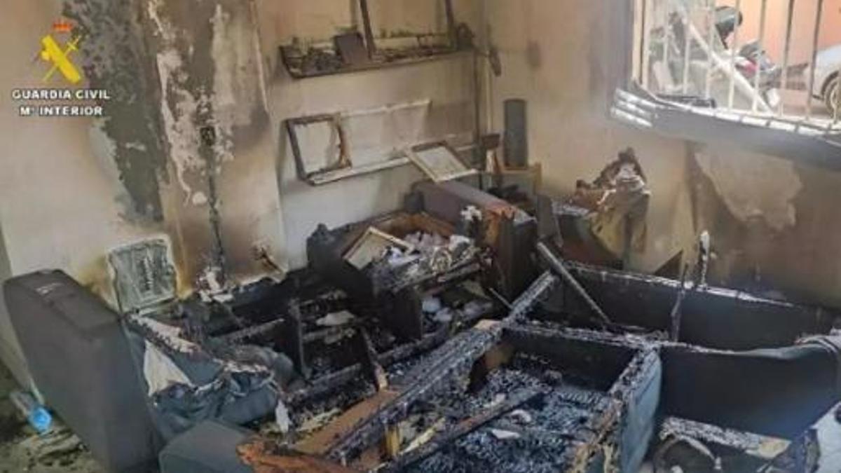 Imatge de l'incendi provocat a l'habitatge d'una dona gran a Gines