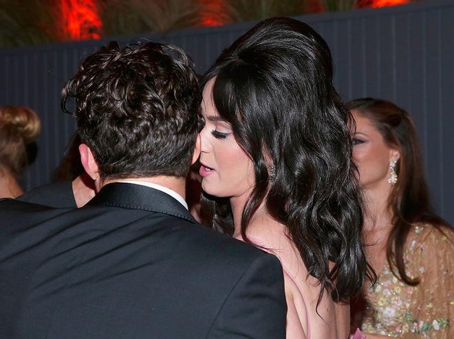 Katy Perry le habla al oído a Orlando Bloom en los Globos de Oro de 2016