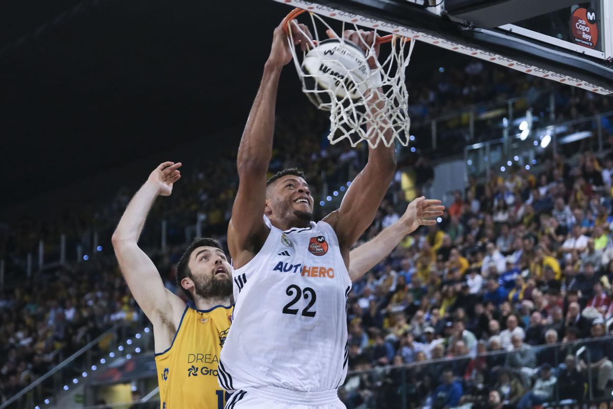 Edy Tavares Machaca the basket against Mike Tobey