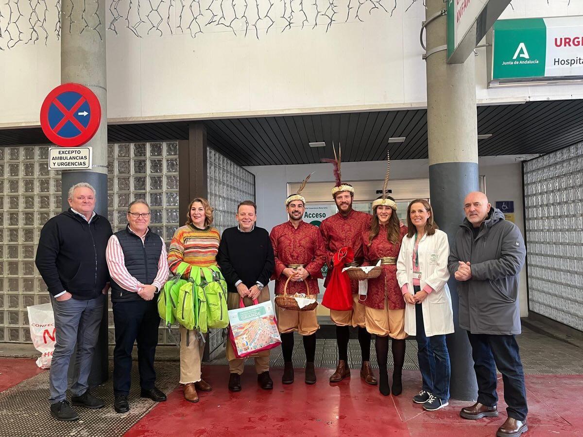 Visita del Cartero Real de Córdoba a los niños ingresados en el hospital Reina Sofía.