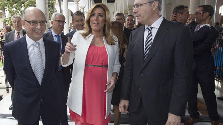 Susana Díaz junto al presidente del Parlamento, Juan Pablo Durán  y el ministro de Hacienda, Cristobal Montoro.