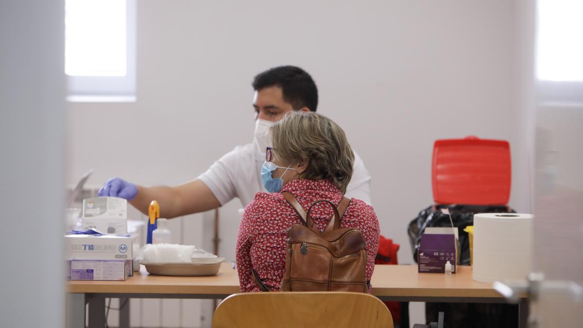 Un sanitario de Cruz Roja realiza a una mujer un test rápido de detección de anticuerpos IgG e IgM.