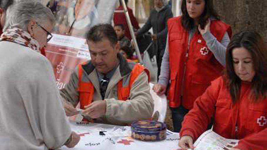 Los voluntarios informaron toda la mañana de ayer.