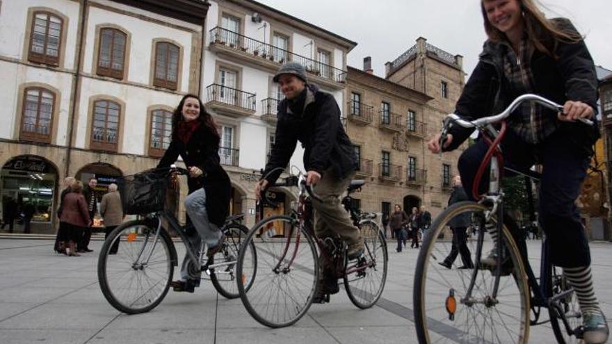 Tres ciclistas en la plaza de España, en una imagen de archivo.