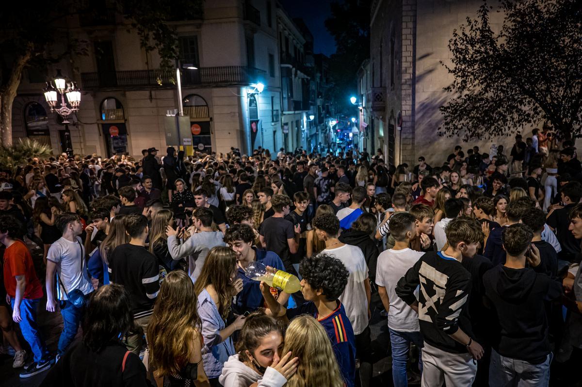 Cientos de jóvenes, en su mayoría adolescentes, se reunieron este sábado en el botellón de las fiestas de Sarrià.