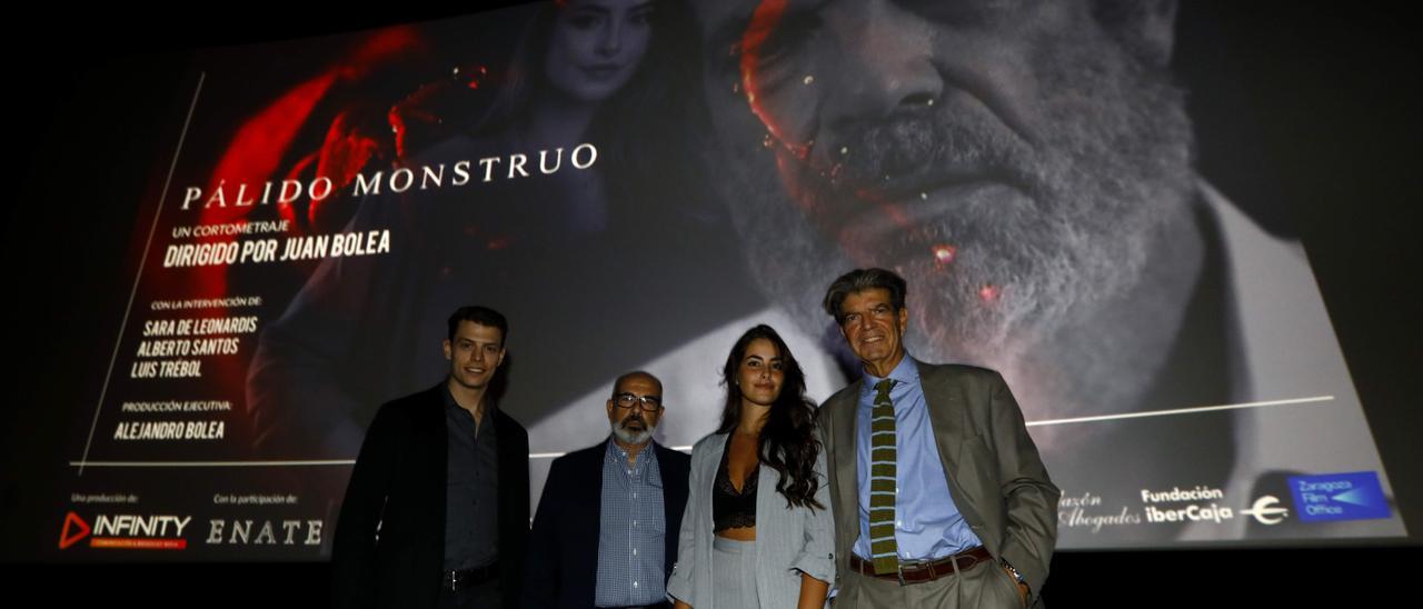 Los protagonistas del reparto, junto a Juan Bolea en la presentación del filme.