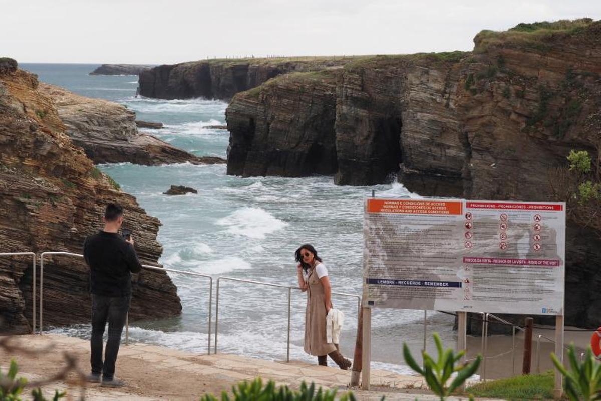 A Praia das Catedrais, en realidade chámase Praia de Augas Santas. Opta á mellor de España.