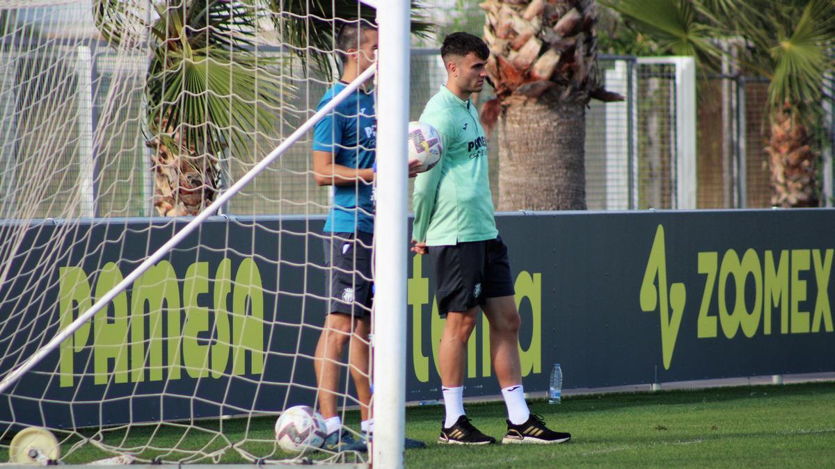 Álex Forés, ayer, presenciando desde la banda el entrenamiento de sus compañeros en el campo 9.