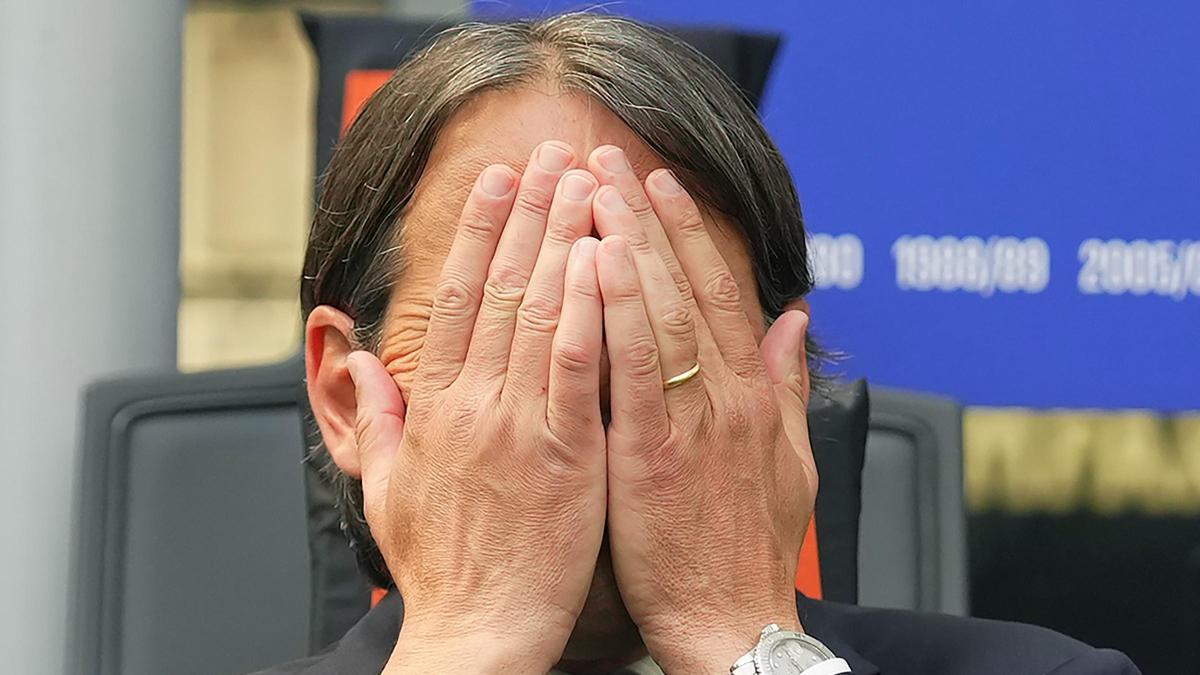 Simone Inzaghi, el técnico del Inter, se lamenta de un error de sus jugadores en San Siro durante el duelo con el Roma.