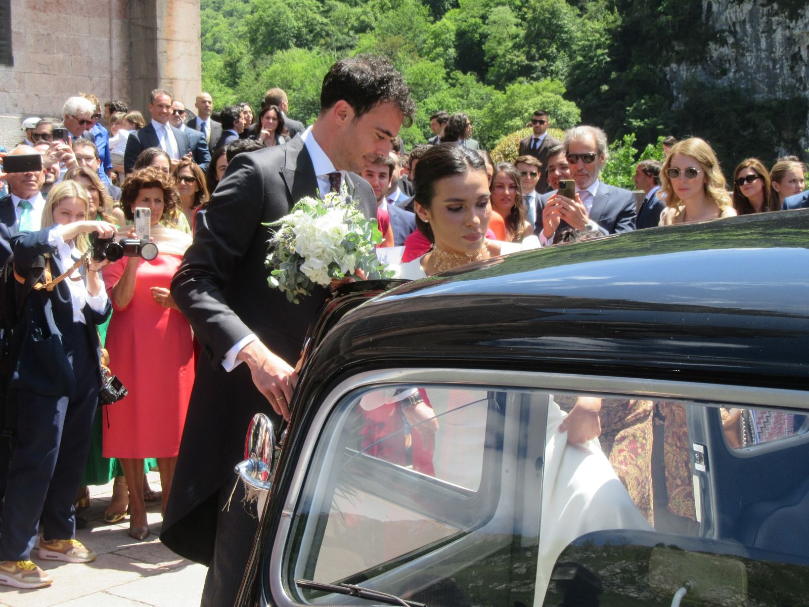 Ana Obregón arrasa en la boda asturiana de su sobrino con una canguesa