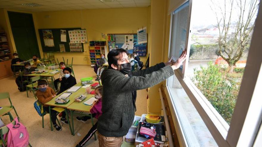 Apertura de una ventana ayer en el CEIP Barcelos.  // Gustavo Santos