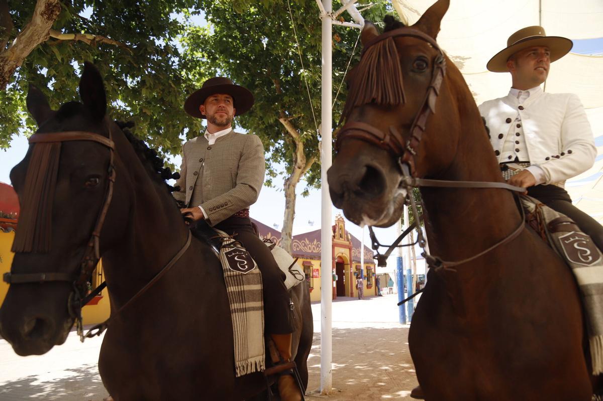Grupos de amigos, familias y flamenca convierten las calles del recinto en una jornada animada a espera de una noche multitudinaria Grupos de amigos, familias y flamenca convierten las calles del recinto en una jornada animada a espera de una noche multitudinaria