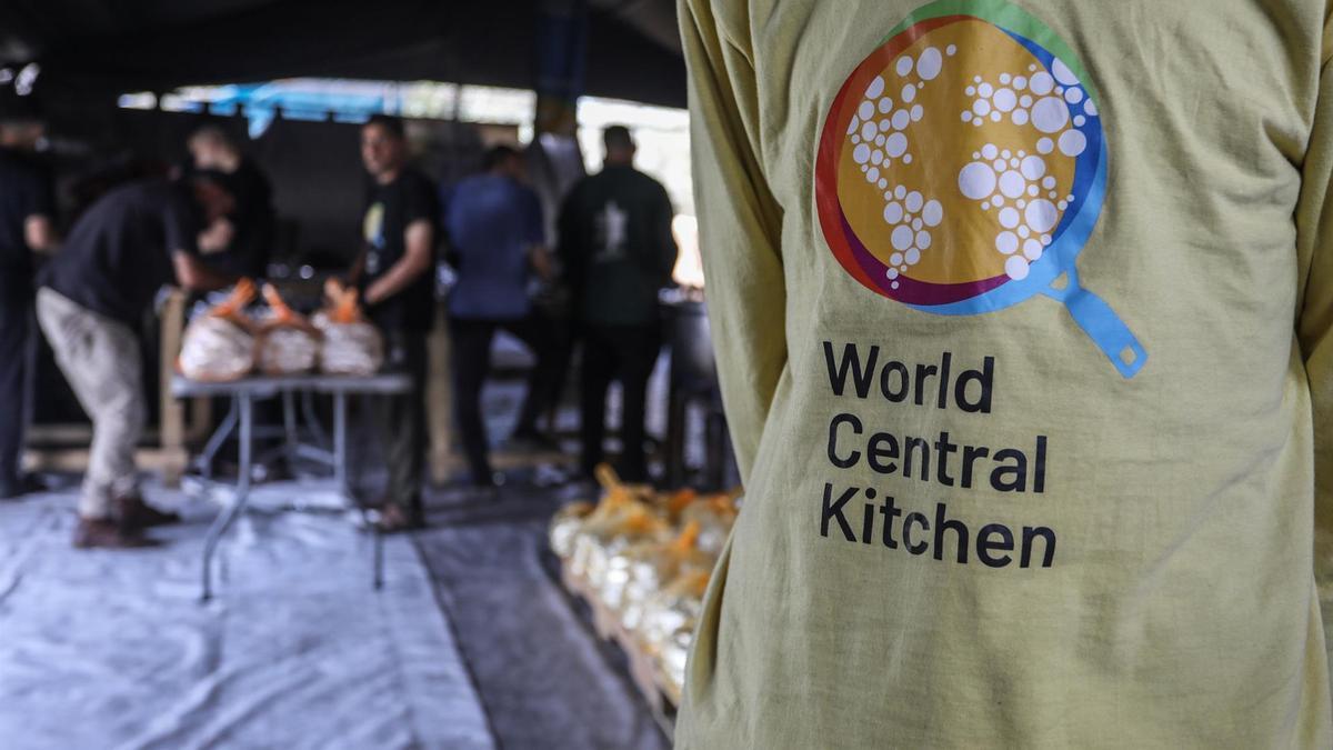 Trabajadores palestinos preparan comidas en una cocina de WCK en Rafá, en la Franja de Gaza.