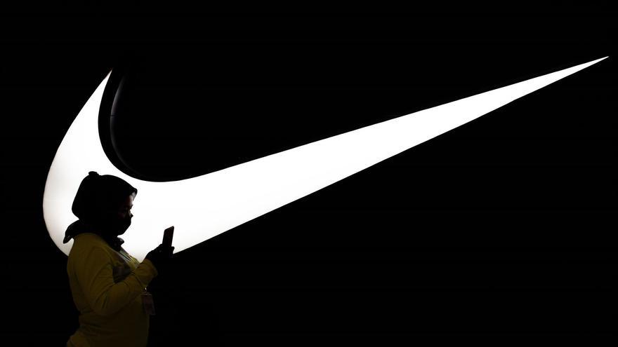 Nike se desploma un 5% en Bolsa tras reducir ganancias y retirar su previsión anual
