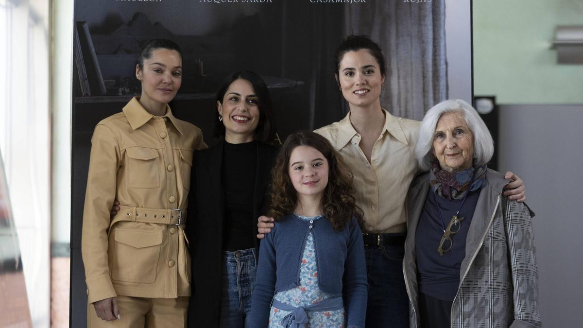 La directora de "La buena letra", Celia Rico, con las actrices protagonistas.