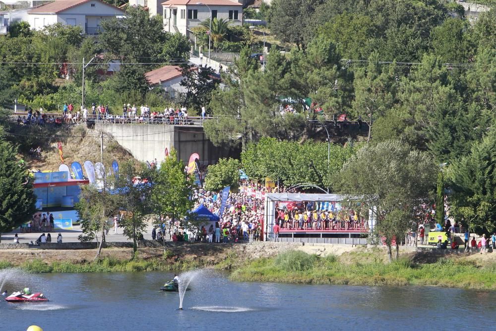 Triunfo del Sky en la cronometrada por equipos entre el Balneario de Laias y el Parque Náutico de Castrelo de Miño. Millares de personas animaron a los ciclistas en la zona de meta.