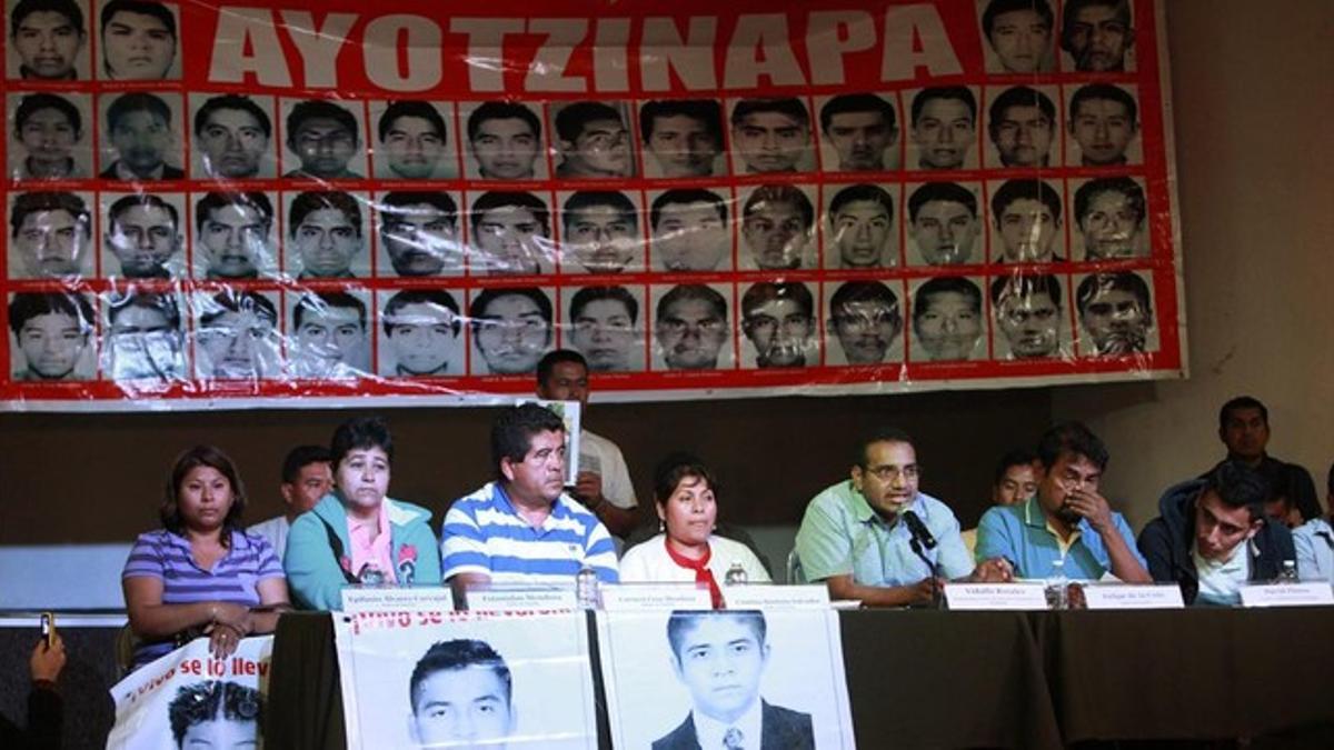 Los padres de los estudiantes desaparecidos, en una rueda de prensa en México, este martes.
