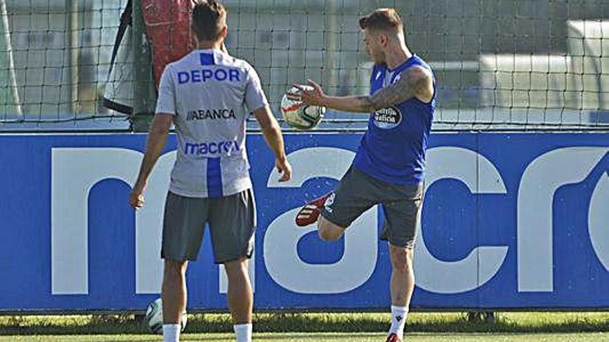 Diego Caballo, con el balón, ayer en Abegondo.