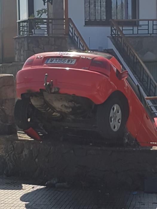 Un coche se empotra contra una casa en La Guía, en Gijón