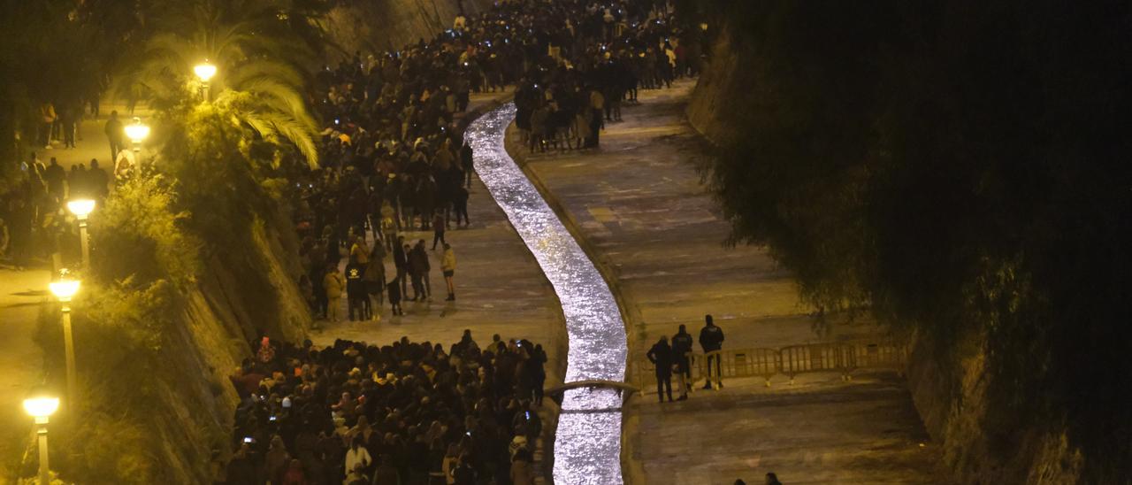 El río Vinalopó, reflejando la luz de los fuegos artificiales del pasado 28 de diciembre. | ÁXEL ÁLVAREZ