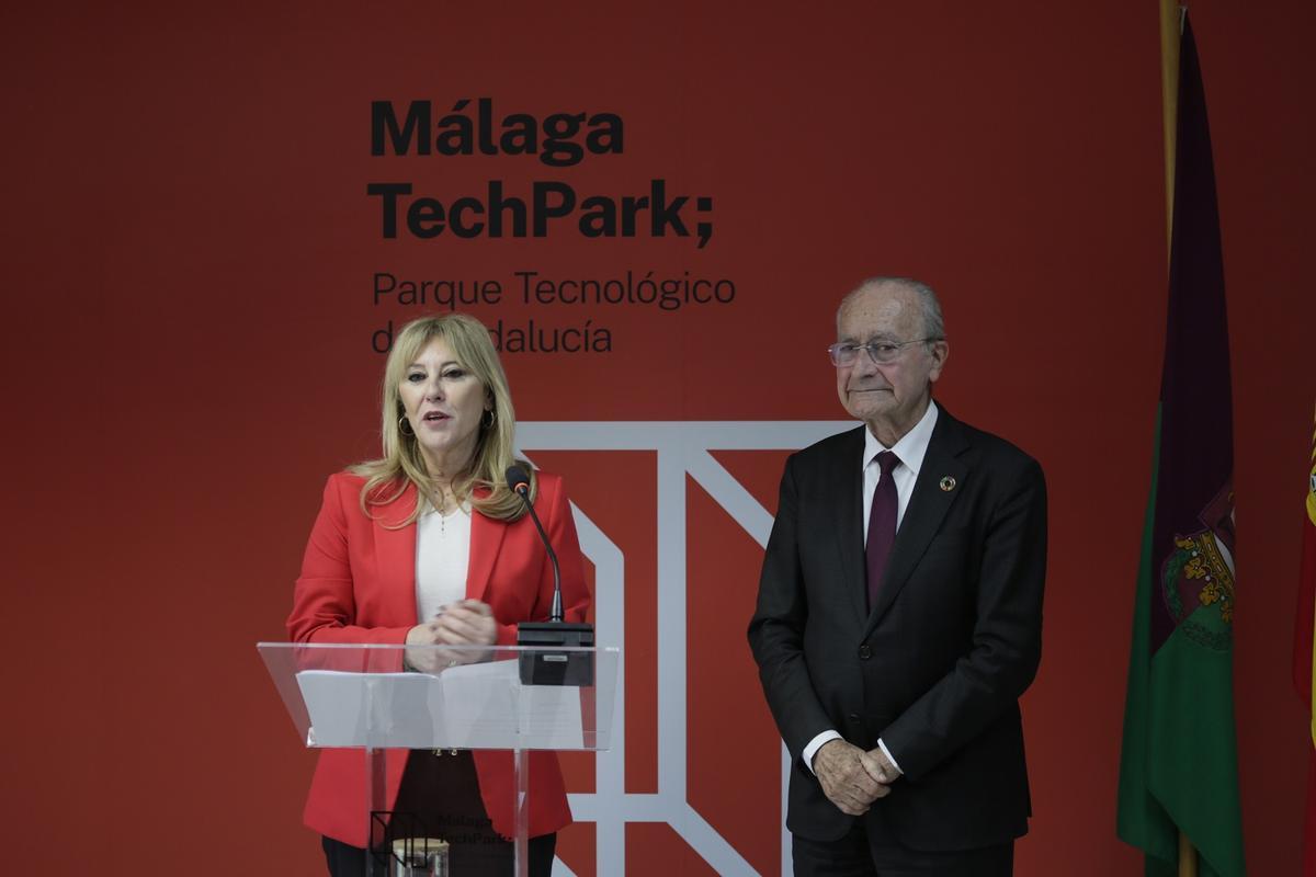 La consejera de Economía, Hacienda, Fondos Europeos y Diálogo Social, Carolina España, y el alcalde de Málaga, Francisco de la Torre, este lunes presentando los resultados del PTA de Málaga.