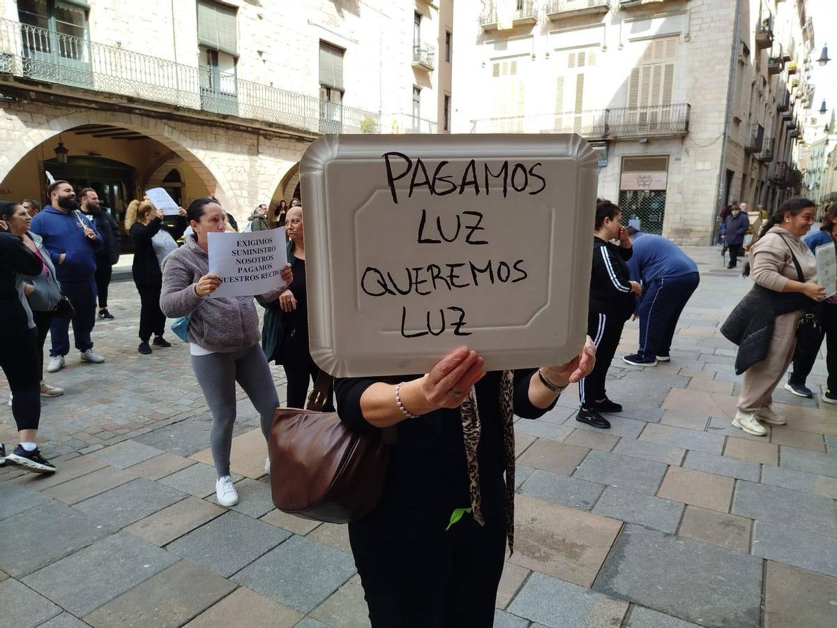 Les imatges de la protesta dels veïns de la Font de la Polvora davant l'oficina d'Endesa